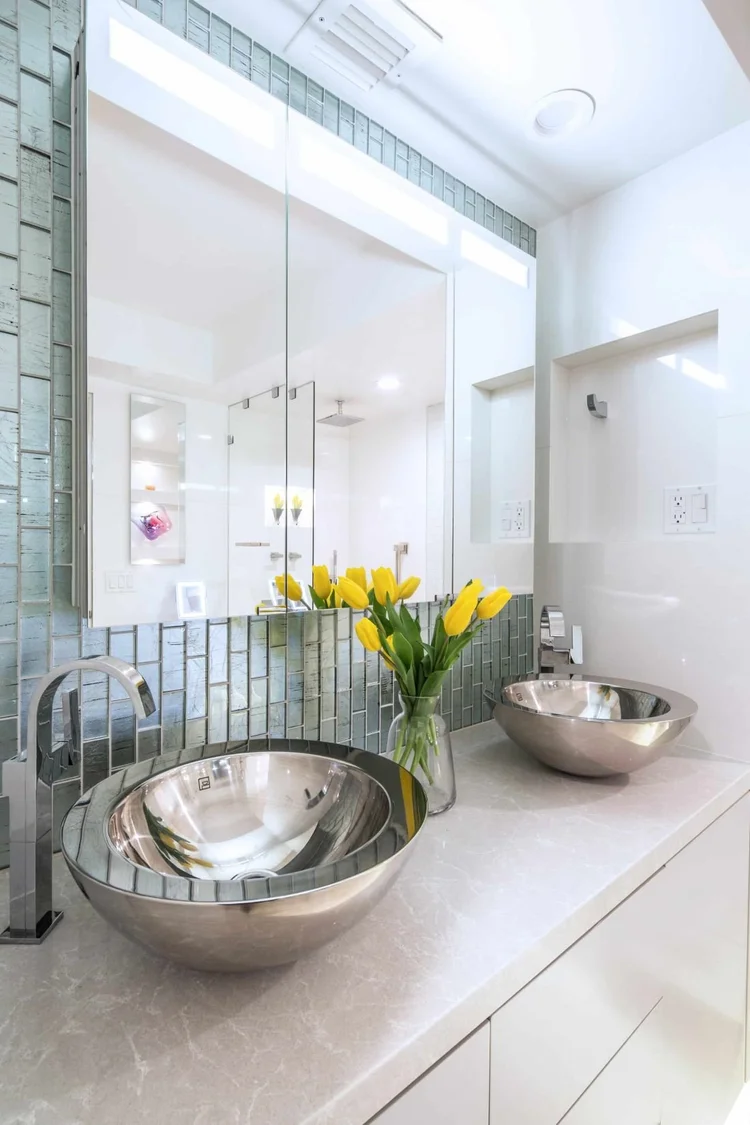 Modern Bathroom - Wilshire Corridor