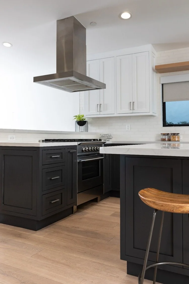 Stunning Transitional Kitchen Design — photo 6