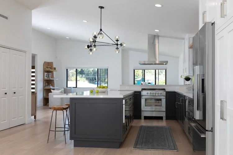 Stunning Transitional Kitchen Design — photo 5
